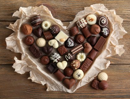 Čokoladno srce puno čokoladnih bombona