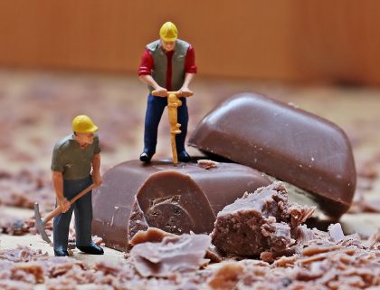 Kockice čokolade sa minijaturnim radnicima