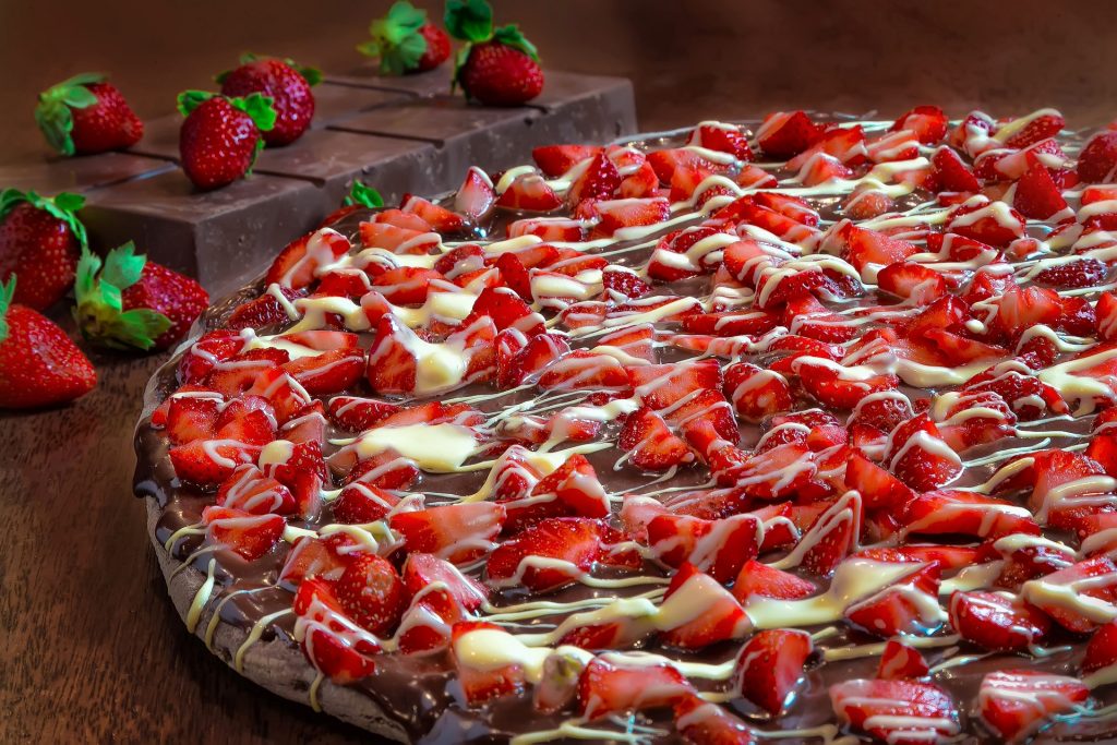 Čokoladna pizza sa jagodama i belom čokoladom