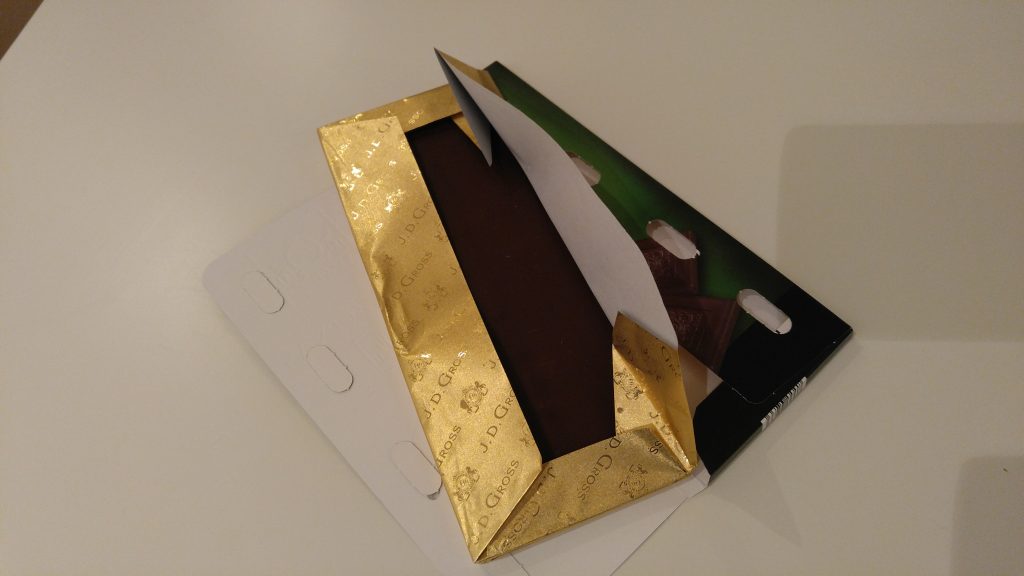 Otvaranje crne luksuzne čokolade