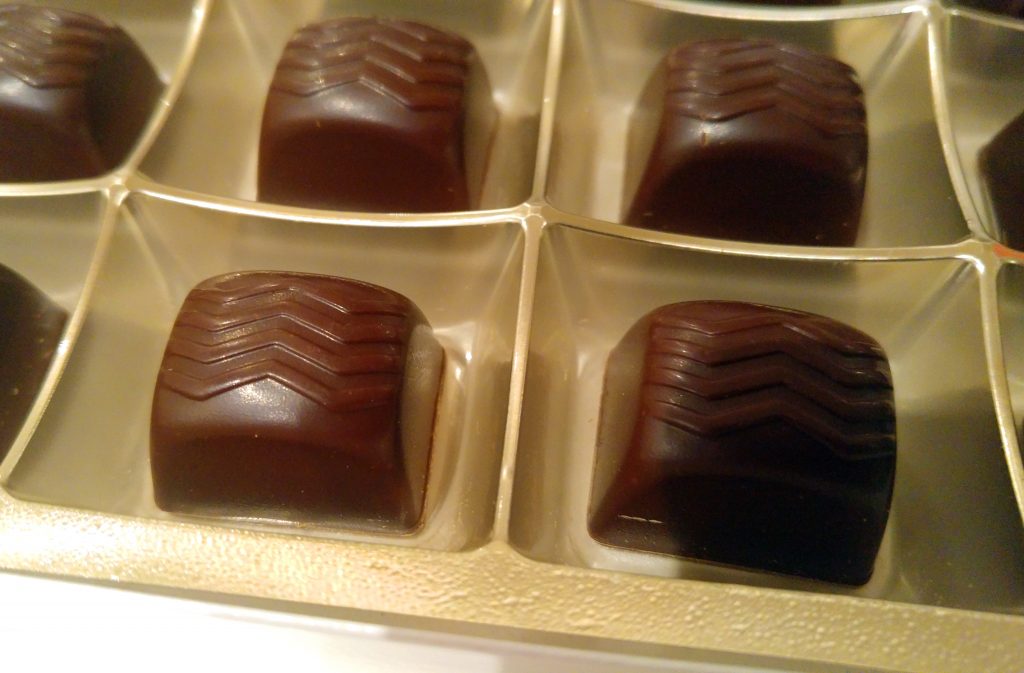 Le-Palaise-cokoladne-praline-sa-konjakom-otvorene-detalj-krupni-plan