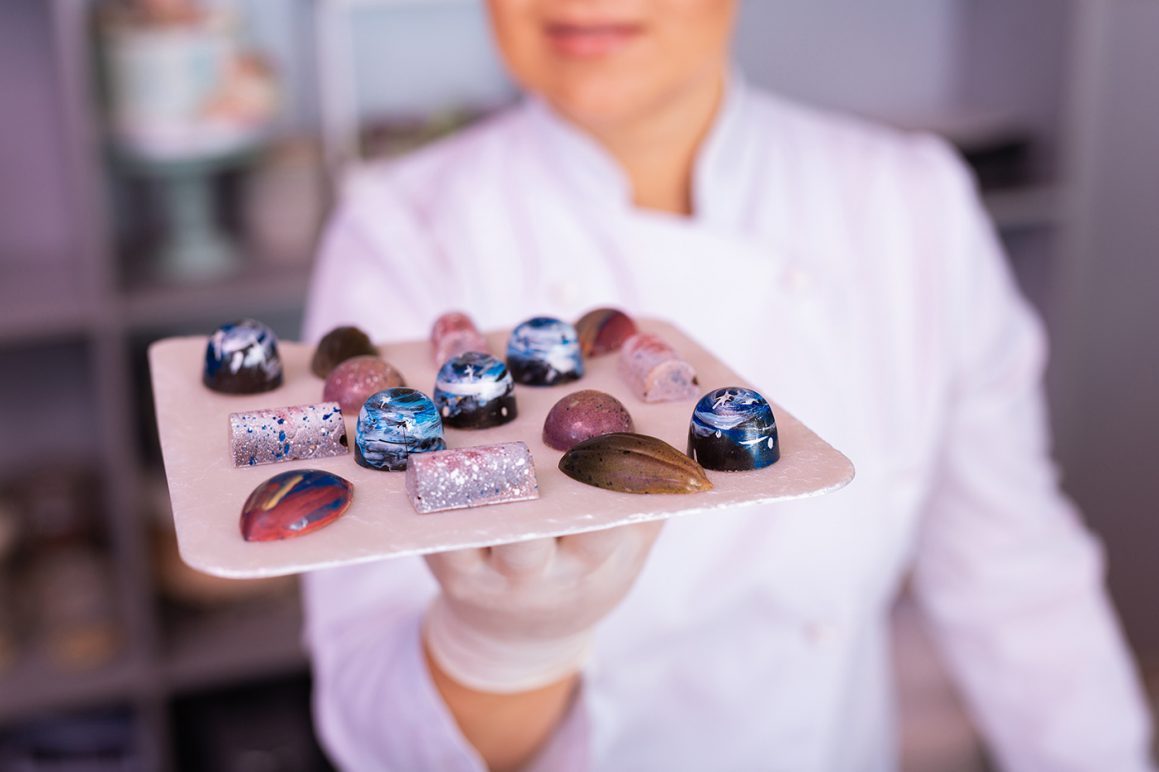 Cokolatijer-drzi-tacnu-sa-cokoladnim-pralinama