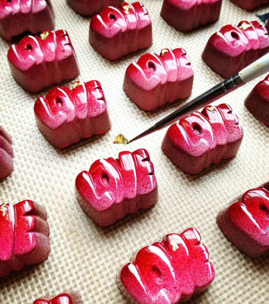 Cokoladne praline u obliku reci slova Love