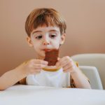 Sirova čokoladna torta koju deca obožavaju – Bez pečenja, bez šećera, bez griže savesti