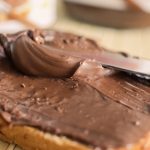 Sirova čokoladna torta koju deca obožavaju – Bez pečenja, bez šećera, bez griže savesti