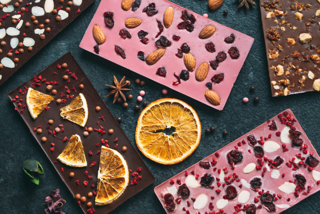 Rucno pravljene čokolade sa raznim dodacima semenkama i orašastim plodovima