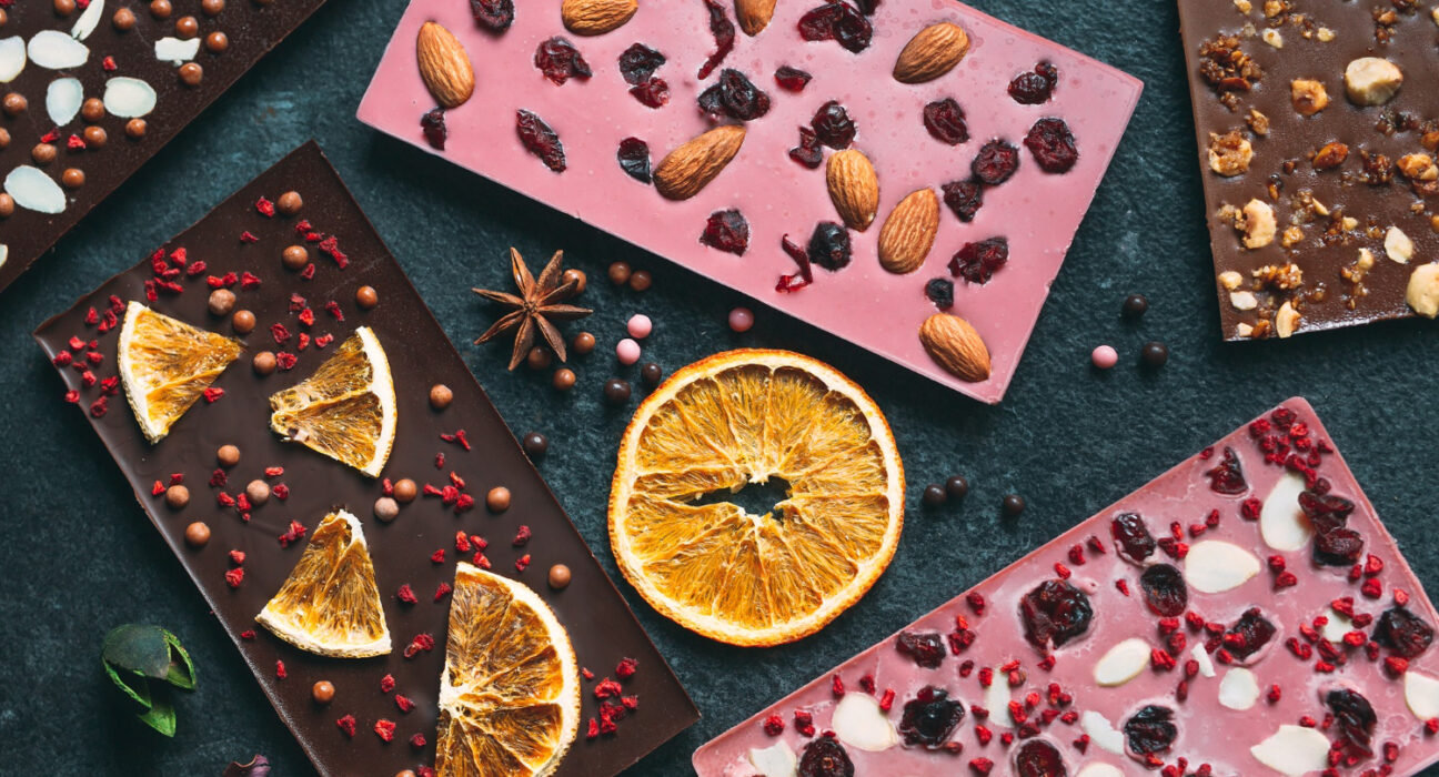 Rucno pravljene čokolade sa raznim dodacima semenkama i orašastim plodovima